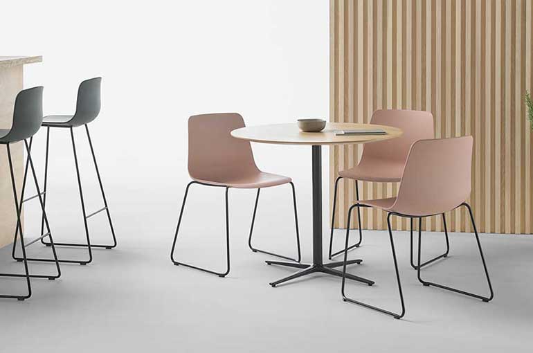 table ronde et chaises restaurant entreprise