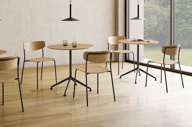 table ronde et chaise en bois restaurant entreprise
