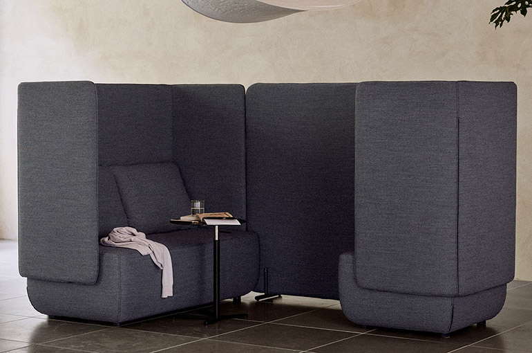 ilot acoustique avec canapé et table
