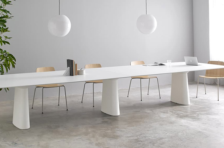 grande table de conférence blanche