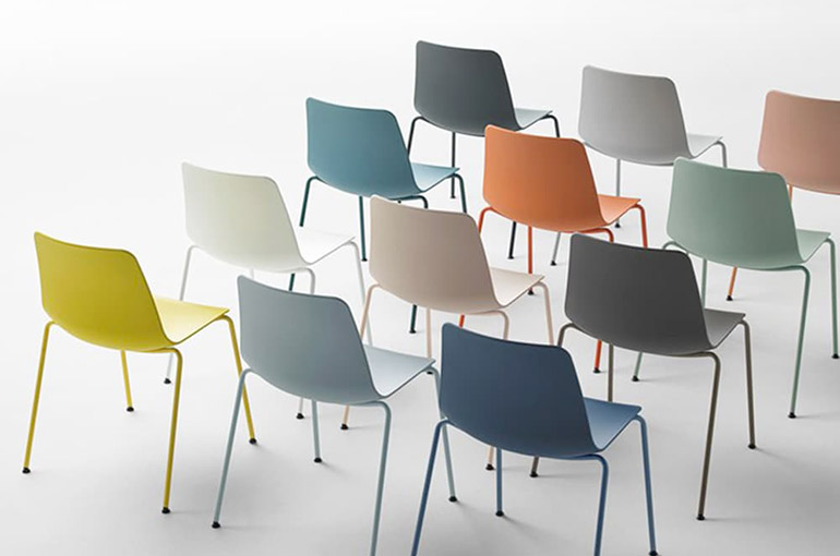 collection de chaises de couleurs diverses