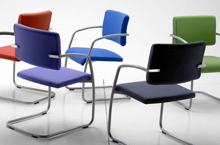 fauteuil de couleur salle de réunion