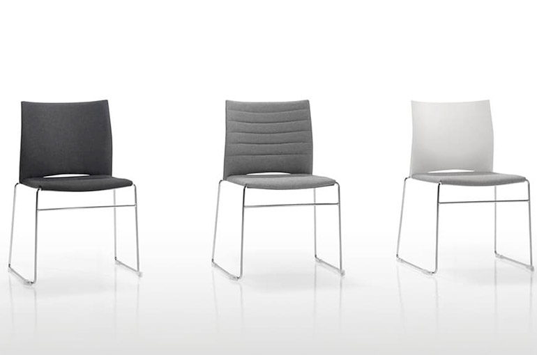 chaise noire, grise et blanche