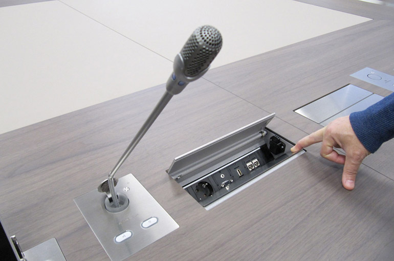 table de réunion avec micro