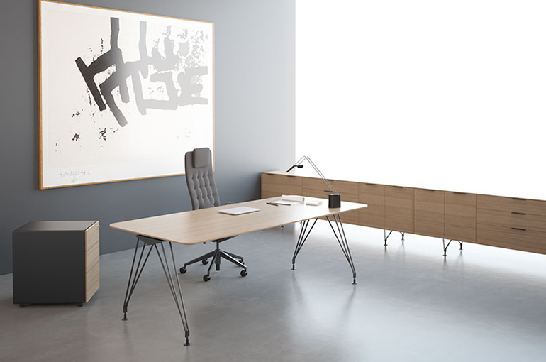 Bureau de direction BK Contract haut de gamme en finition bois clair avec pieds métalliques fins, rangement latéral et chaise ergonomique, idéal pour un espace professionnel design à Bordeaux