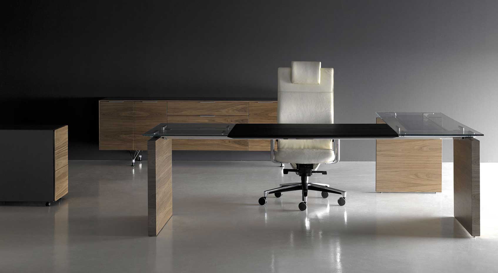 Bureau de direction haut de gamme en verre trempé et bois avec fauteuil présidentiel en cuir pour notaire, avocat ou huissier – aménagement premium et raffiné par Dalla Santa Mobilier