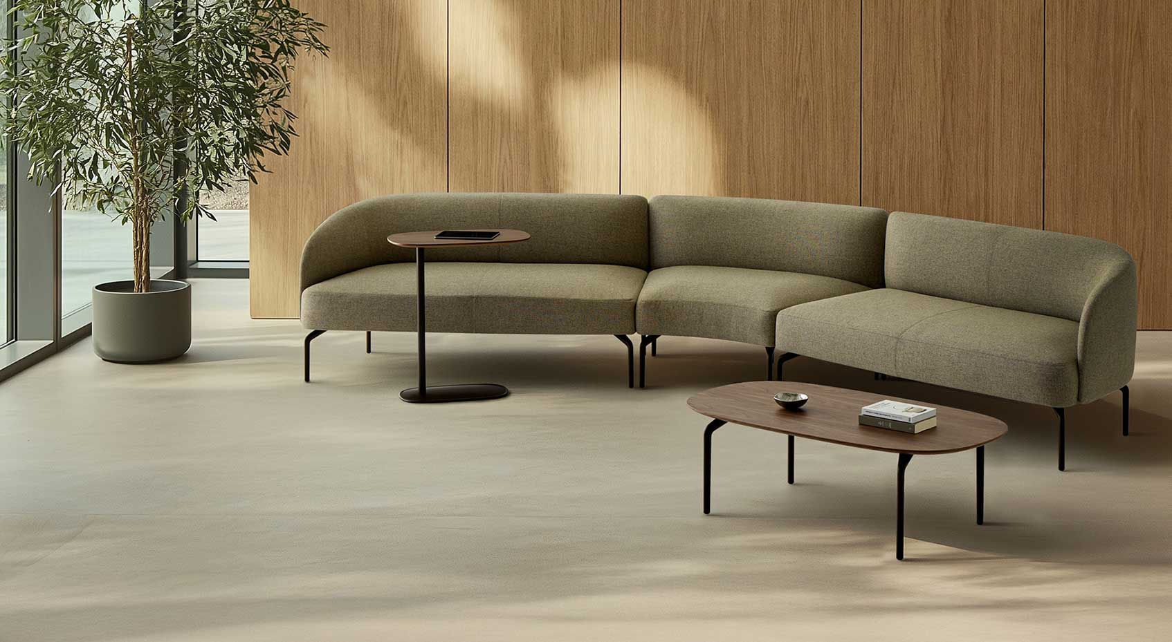 Espace d’attente élégant et chaleureux avec grand canapé modulable pour cabinet juridique, notaire ou avocat – aménagement premium Dalla Santa Mobilier