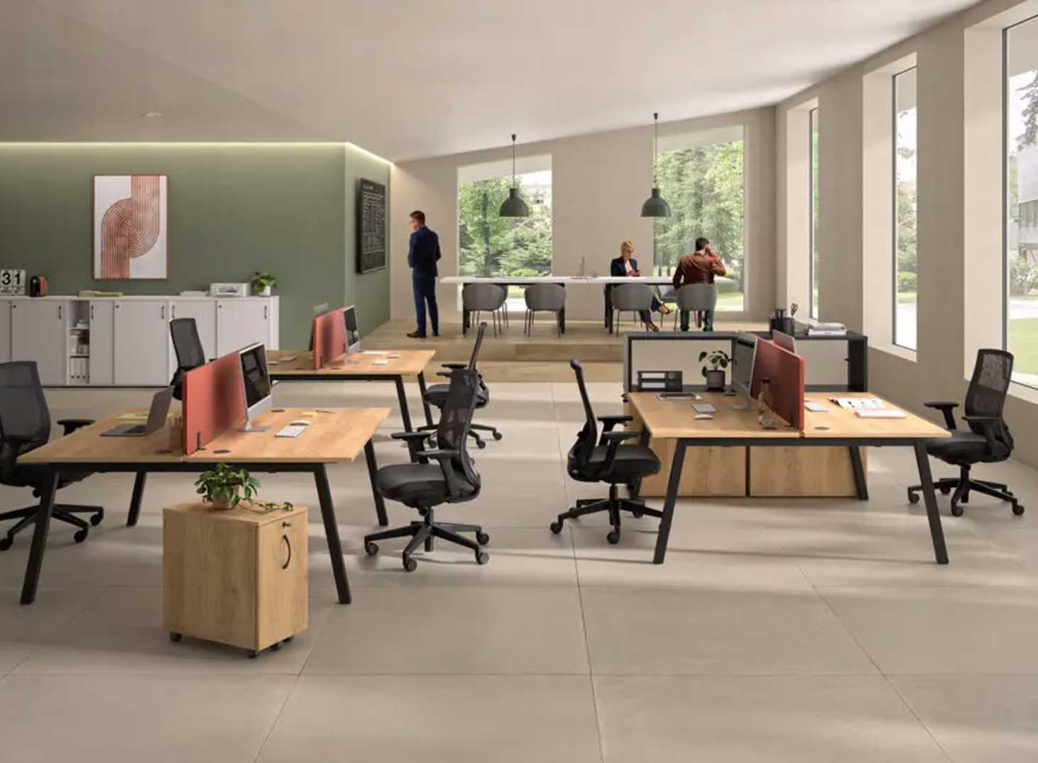 Espace de travail collaboratif moderne et lumineux avec bureaux partagés, chaises colorées et ambiance chaleureuse pour cabinet juridique, notaire ou avocat – aménagement ergonomique Dalla Santa Mobilier