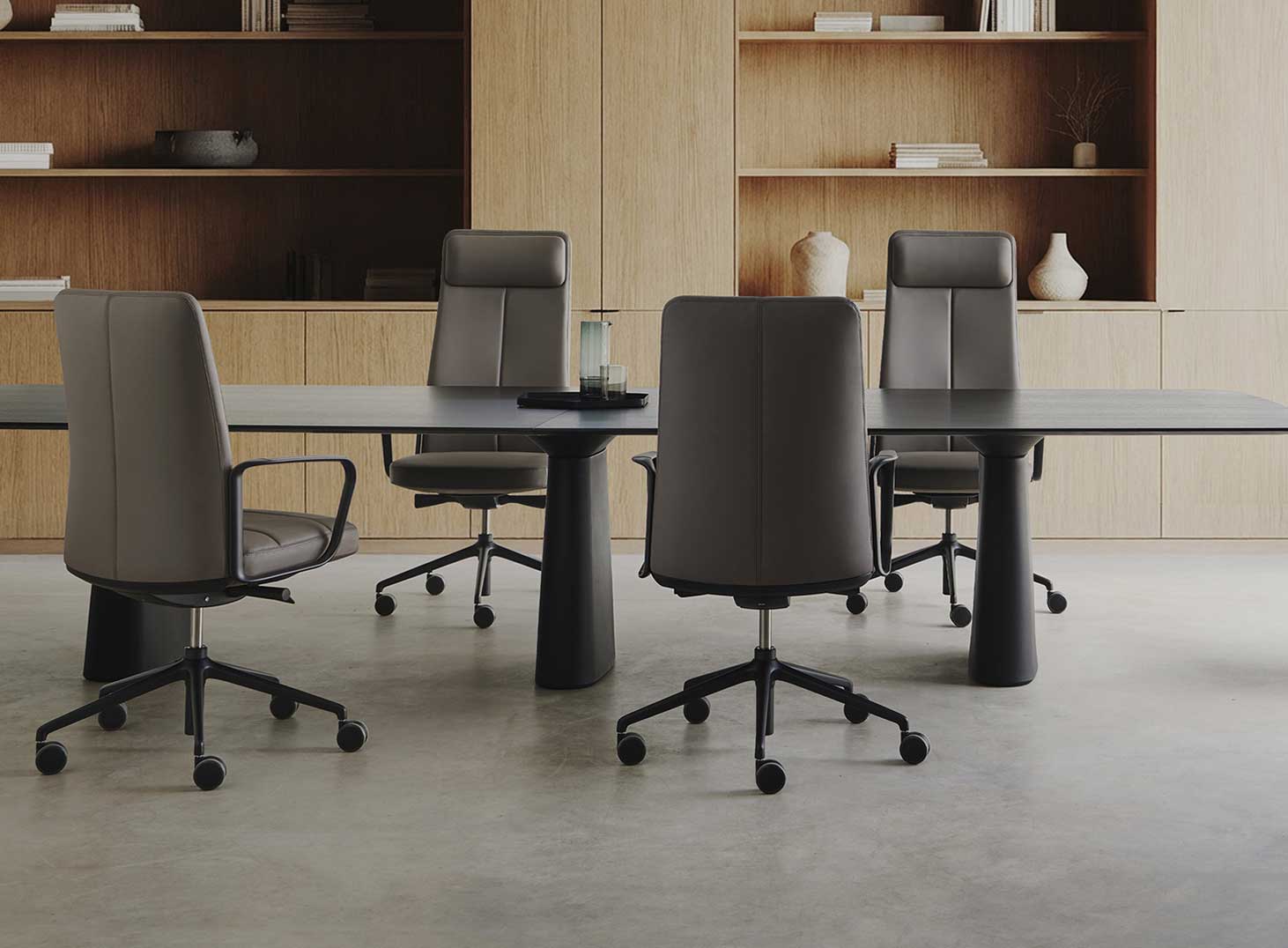 Table de réunion haut de gamme moderne avec fauteuils design en cuir gris pour salle de réunion de cabinet juridique, notaire ou avocat – aménagement premium par Dalla Santa Mobilier