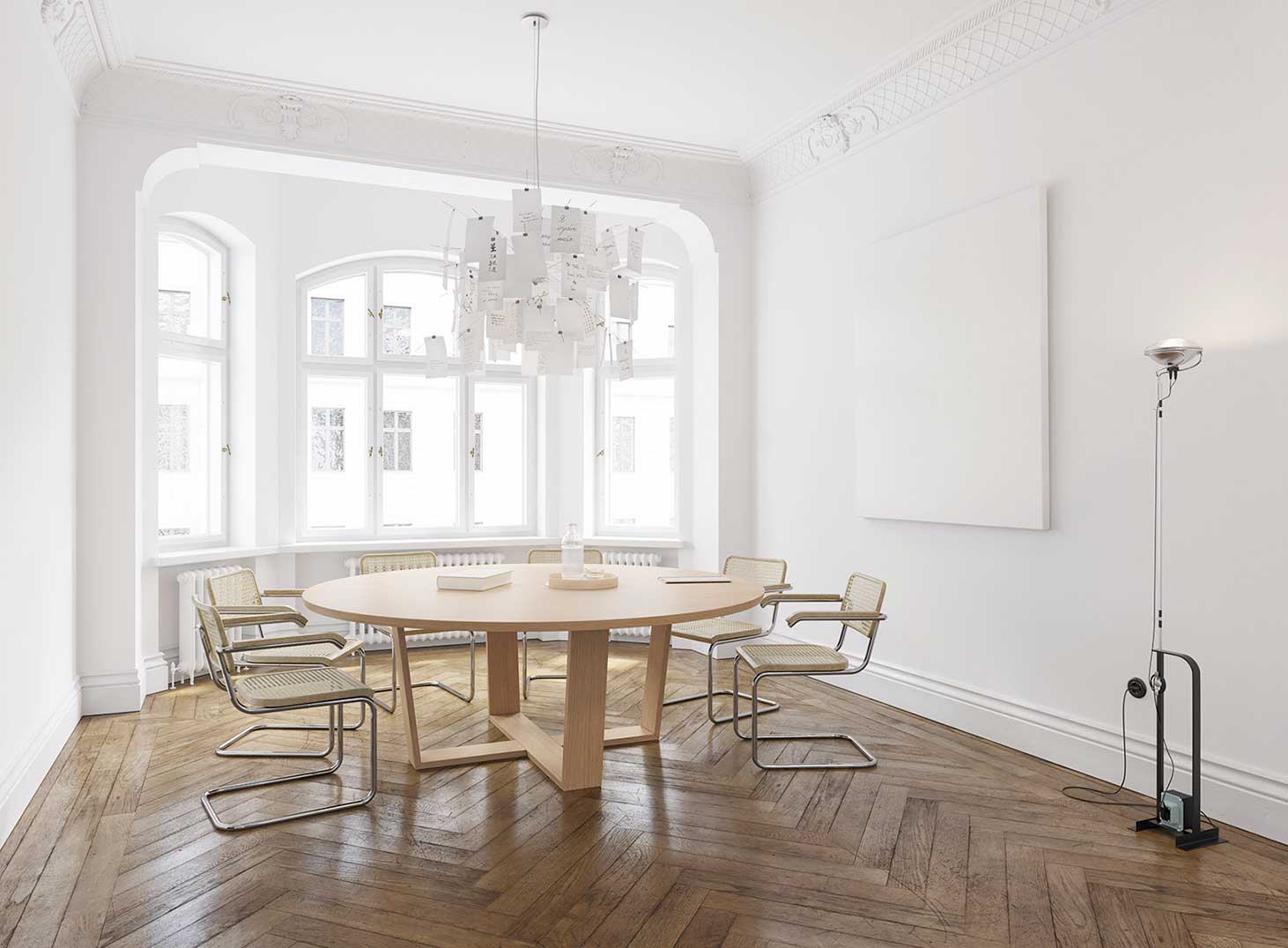 Table de réunion ronde lumineuse en bois pour une atmosphère chaleureuse et intimiste dans un cabinet d’avocat, office notarial ou étude d’huissier – mobilier haut de gamme Dalla Santa Mobilier